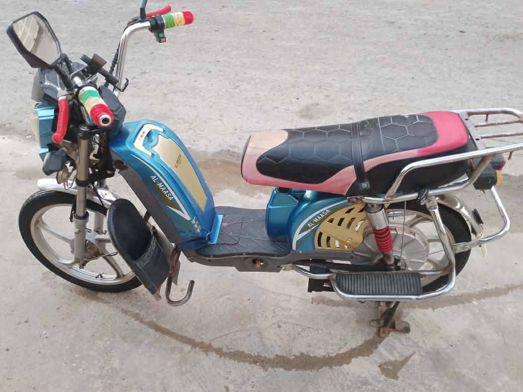 متاح دراجه شحن بطاريات نص عمرهن 250 وبيها مجال ***********
