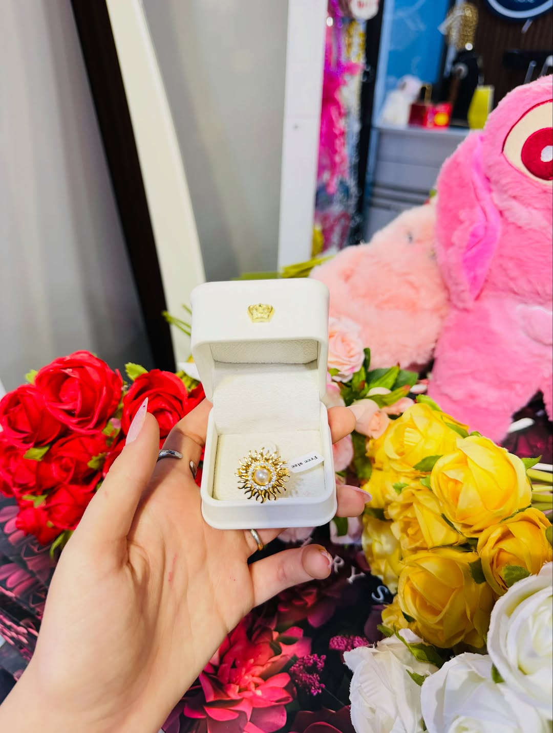 #ثري ستور #اكسسوارات احلى شي بلدنيا 🤭🤍

نص مكتوب في الصور:
- ايه اكتر حاجه بتخليكي مبسوطه ؟ اشتري اكسيسوري جديده