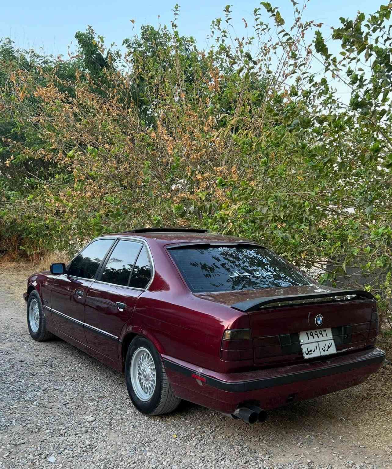 فرۆشتن و گۆڕینەوە
Bmw 528
رەقەم و سەنەوی و بەناو کردن و غەرامە بەشەرت
مەکینە ٥٢٨ ی تاک دیجتاڵە
ئەکسلی ٣.٢١ ی بیلاد قفڵی لەسەرە
گێڕی zf ی لەسەرە
ئەقڵی بەرمەجەیە
ساڵۆنسای سستەم سپۆرتە
ماشا اللە تا حەزکەی بەقوەتە
..
سەیارەکە فولە بەس گێر عادیە
ناو زەردە 
چوار جام کارەبایە
٦ کەلەیە
ئاوێنەی گوێ بەرخە
تاقمێ ویل و تایەی حەسیری جوان لە ژێرە
سەیارەکە دەعامی بەردەم بۆ دەعامی دوا بەشەرت دارو بەرد
*********** سەیارەکە لە کەلارە كالار, السليمانية
