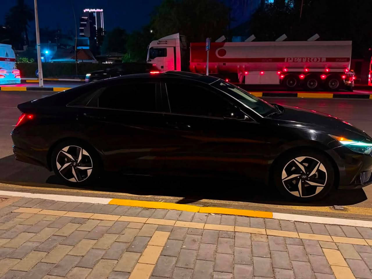 سلام عليكم موديل ٢٣ لمتد فوول مواصفات 
حادثه بنيد بارد فقط وصار بيه جاملغ سائق وباب طخة خفيفة بدون ايرباك رقم شمالي تحويل سريع 
السعر ١٤٥ وبيه مجال
مكاني بغداد 
***********
