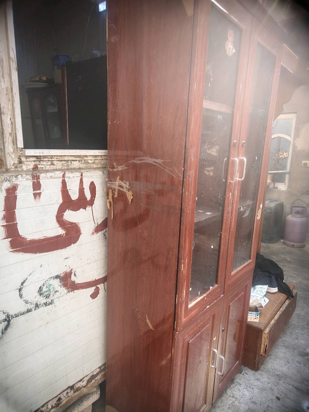 هذه المعرض او المكتبه او الكنتور للبيع ايصير اي شي انت اتريده
اني استخدمته كنتور او معرض كتب عدنه واحد ثاني مستخدمينه بالمطبخ ايفيد بهواي اشياء او اي شي
اشتريته 200 نهايته 75 الف مستعمل عوزه تنضيف 
املسق بي اهواي اوراق ف باقي الاثر نضفته بصوره سريعه عوزه بعد اشوي 
 للتواصل   ***********