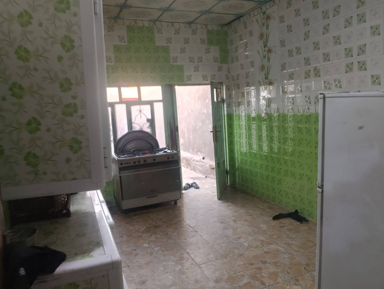 يتوفر بيت للبيع مساحه 150 متر غرفتين وصاله ومطبخ و استقبال البناء طابوق جيري الموقع بداية محمد حسن اول شارع السعر 35 مجال قليل
***********
