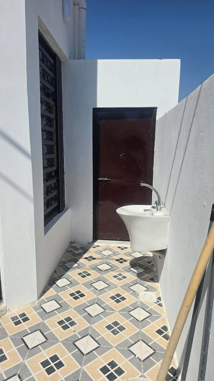 نسلام عليكم بيت للبيع  بحي الامين 100 متر طابقين بنرلت الساده الفؤادين بناء جديد مامسكون بناء حديث بنائه كله طابوك *********** السعر وباقي التفاصيل اتصل
