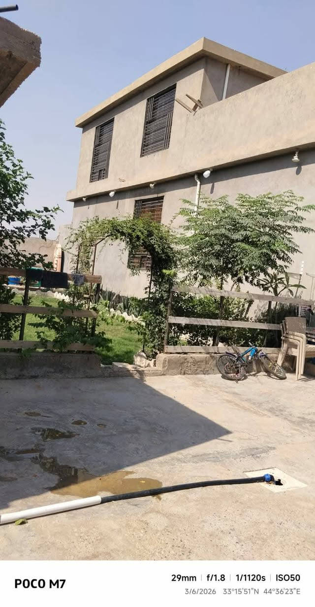 بيت للبيع - بمساحة إجمالية واسعة وموقع ممتاز
المساحة الكلية للأرض: 560متر مربع. 
مساحة البناء (البيت): 180 متر مربع.
​🔹 تفاصيل وتقسيم البيت الداخلي:
​غرف النوم: يحتوي البيت على (3) غرف نوم واسعة وبمساحات  (قياس كل غرفة 5 *5 متر).
​ أيضاً يحتوي على استقبال ضيوف بمساحة 8*5 متر
وصالة بمساحة 8*5 متر
ومطبخ بمساحة 7*5
​🔹 يحتوي أيضاً 
​حديقة أمامية:   بمساحة 10 متر 
و​حديقة : بمساحة 210 متر مربع
​كراج خاص للسيارة :
​
​العنوان/ [ بغداد بسماية ]
مقابل قاعه الامام علي 
سعر ١١٥بي مجال تواصل 
***********

