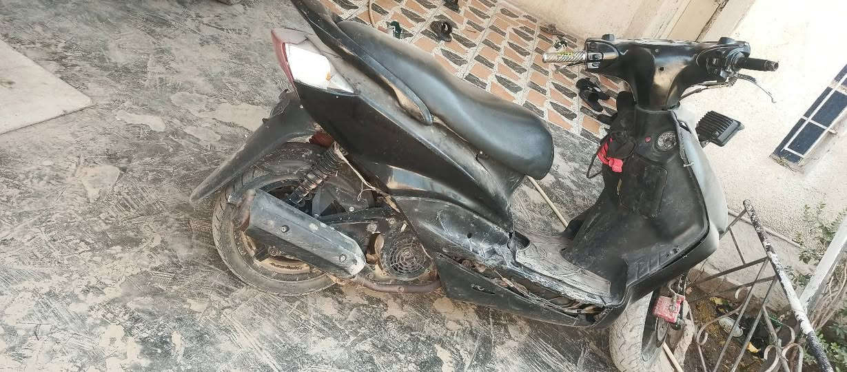 سلام عليكم دراجة سكنس للبيع يرادلهة كابرتر بس مكينة نضيفة فول خرسة تجي وتشوفهة ابيع كوم حديد١٥٠الف فقط الكابريتر وصخة مالتهة مكاني بغداد ابو غريب الشهداء ***********هذة رقمي
