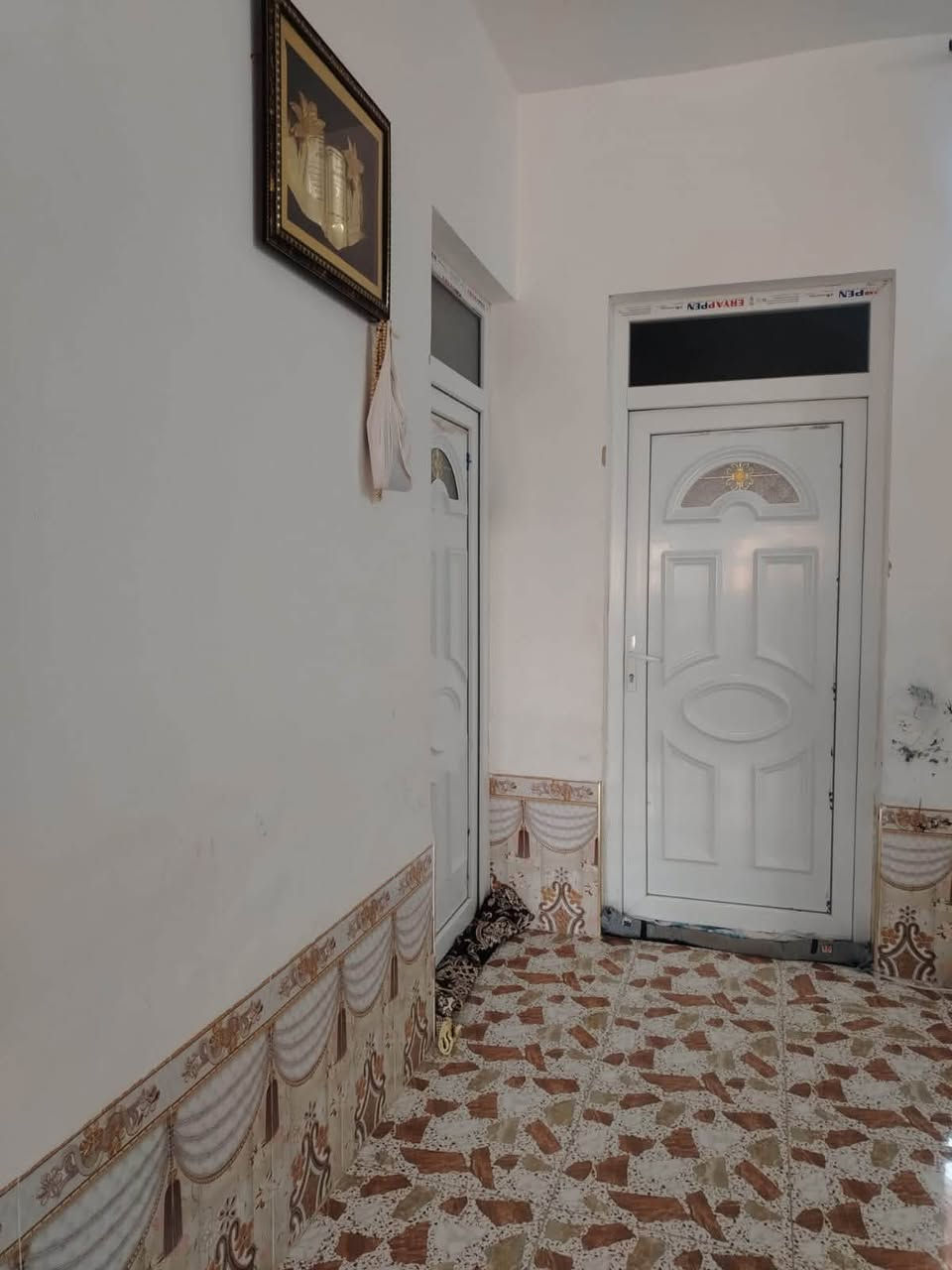 🏡 بيت للبيع في حديثة — مساحة واسعة وموقع مميز (65 مليون)
تعلن الميسرة للوساطة العقارية عن عرض عقاري فريد بمساحة واسعة وموقع هادئ يناسب السكن والاستثمار أو للراغبين في المساحات المفتوحة والحدائق.
 الموقع: الأنبار - حديثة (قرب الحجر الصحي).
 المساحة: 1,200 متر مربع.
 السعر: 65 مليون دينار عراقي (قابل للتفاوض البسيط).
 الوضع القانوني: ماشية إجراءات التسجيل والطابو بشكل رسمي.
 المحيط: منطقة هادئة جداً، جيران طيبون، وقريب جداً من شارع سايدين رئيسي.
📋 المواصفات والتفاصيل:
 البناء الداخلي:
 غرفتين نوم + صالة.
 مطبخ حار وبارد.
 ديوان وهول (غير مكتمل أعمال التشطيب: بياض، سيراميك، وأبواب).
 الملحقات والمساحة الخارجية:
 خان خاص ومجهز لتربية الحيوانات والدجاج.
 تحتوي الأرض على أشجار مثمرة ونخيل.
📸 باقي التفاصيل موثقة بالكامل بالصور المرفقة.
📞 للإستفسار والتواصل:
يرجى الاتصال على الرقم التالي: ***********
أو المراسلة عبر رسائل الصفحة مباشرة.
