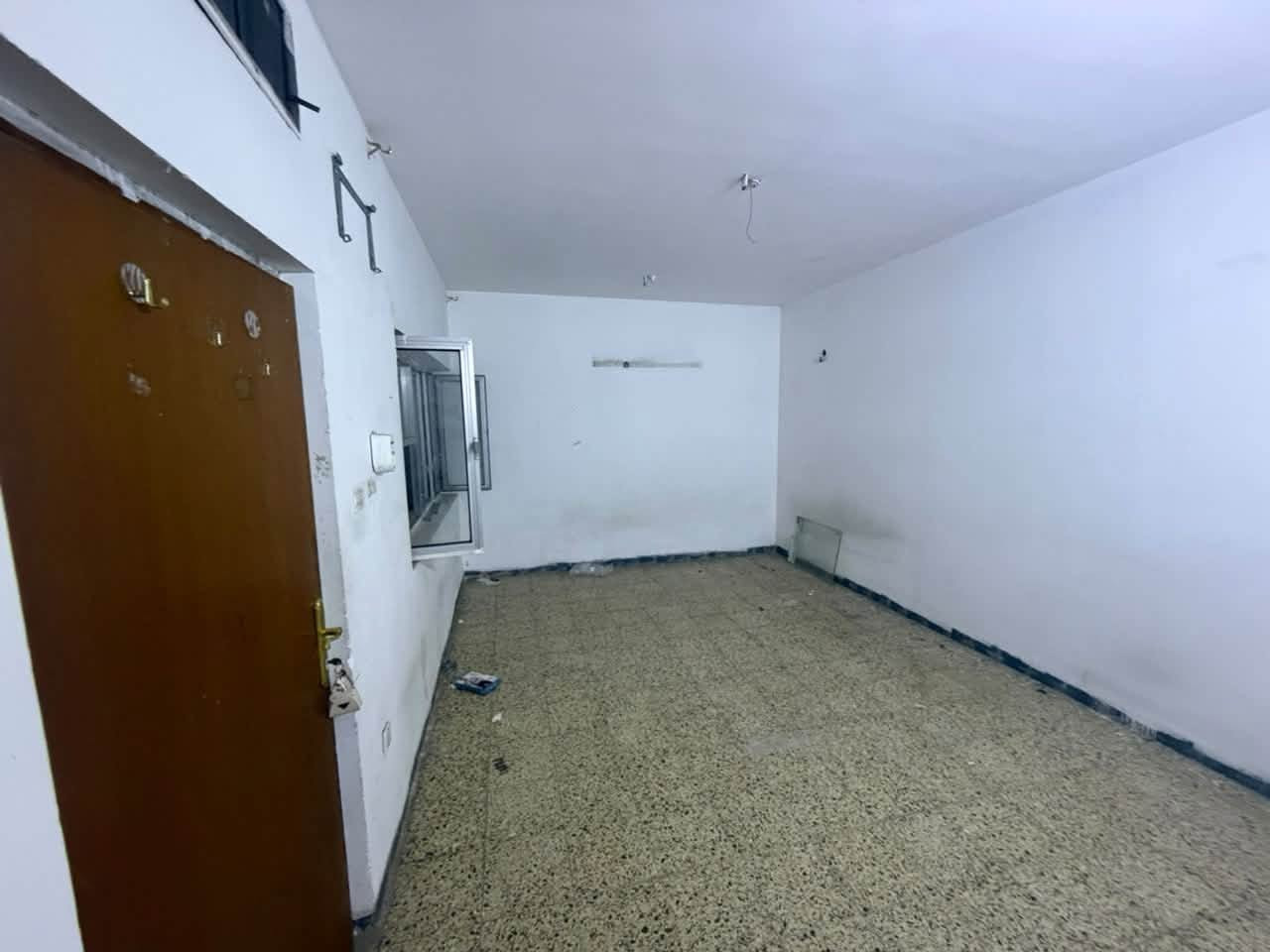١٢٠ متر للايجار ارقى مربع بالسيدية 
غرفتين نوم 
صاله 
مطبخ 
خدمات طابقين 
ترك داخلي يصلح حديقه 
***********
