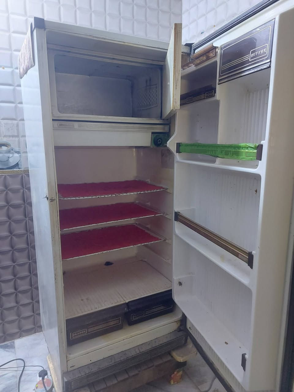 السلام عليكم 
ثلاجه قديمه عاطله بيه انسداد بالبوريات اما المطاور يشتغل ابيعه على حاله السعر ٧٥ الف وبيه مجال ناصريه مركز شارع الإخلاص ***********
