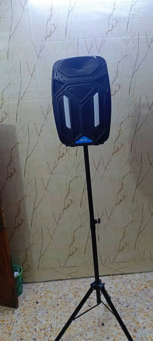 السلام عليكم
عندي ستاند وسماعه الاستاند نضيف وستخدامه قليل 
استخدمة مرتين وسماعه نضيفه حيل شحن وبلوتوث 

المعرفة السعر
***********
