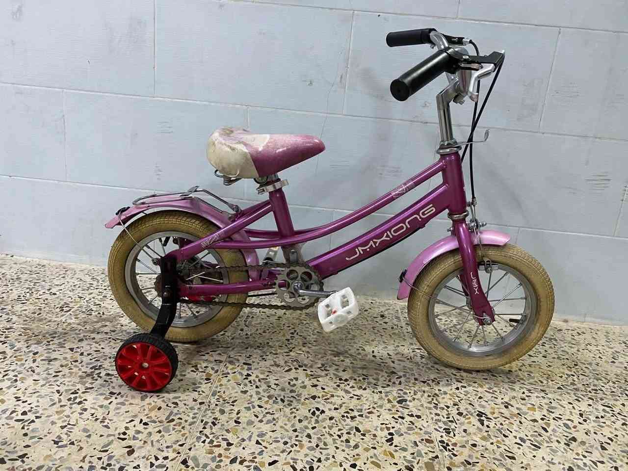 ئەم پاسکیلە بۆ فرۆشتن قیاسی ۱۲ییە زۆر پاکو بێ عەیبە مەزبوتە هیچ عەیبێکی نیە تایەو سوکان و ئیستۆپی مەزبوتە بە شەرتی بێ عەیبی
سلێمانی بەکرەجۆ
٠۷۷٠۹٥۹٥۷٥۸
