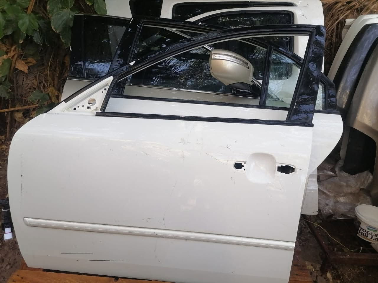 السلام عليكم للبيع 4 ابواب معه الجام 2010.       ***********
