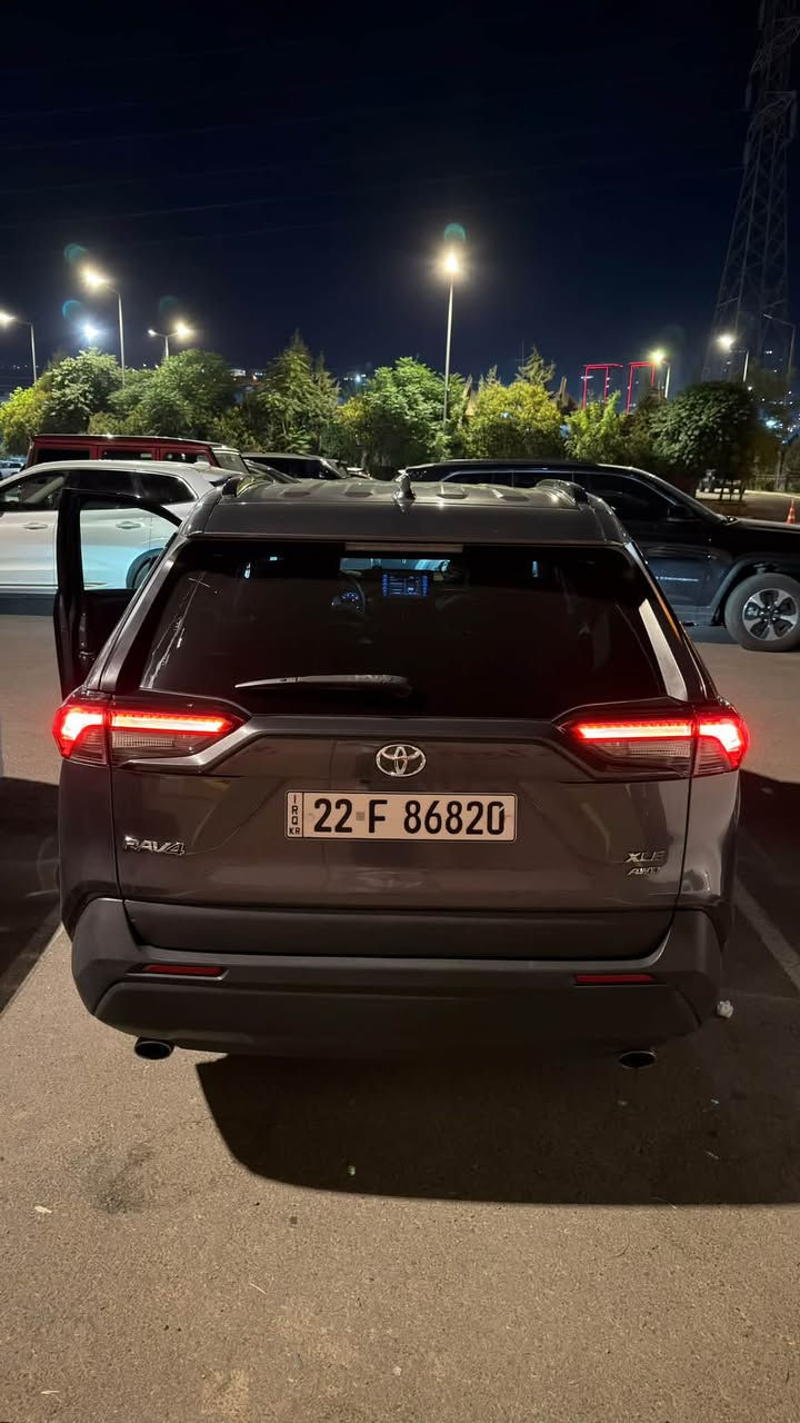 Toyota Rav 4 2022 بانزين
🎖️ وارد امريكي مواصفات XLE :
بصمة رادار دخول ذكي
بريك بصمة
دفع رباعي AWD
رادار امامي خلفي
ابل كاربلاي + اندرويد اوتو
قطعتين تبريد كير 8 نمر
محرك 2500
والخ مواصفات ال XLE عدا الفتحة
🏎️ الممشى : 100 الف كم ( قابل للزيادة ) 
بدون صبغ بدون ايرباگ صور الحادث مُرفقة 
وهذا رقم الشاصي : 2T3P1RFV0NC285094
ملاحظة : بيها رصعات بالباب الخلفي سكن 
موضحة بالفديو .
مرقم اربيل الجديد 
سنوية باسمي تحويل مباشر ثاني يوم
💸 السعر : 21,500$ يعني 215 ورقة وبيها مجال 
📍 مكان السيارة : موصل ، اربيل 
📞 للأستفسار : ***********
