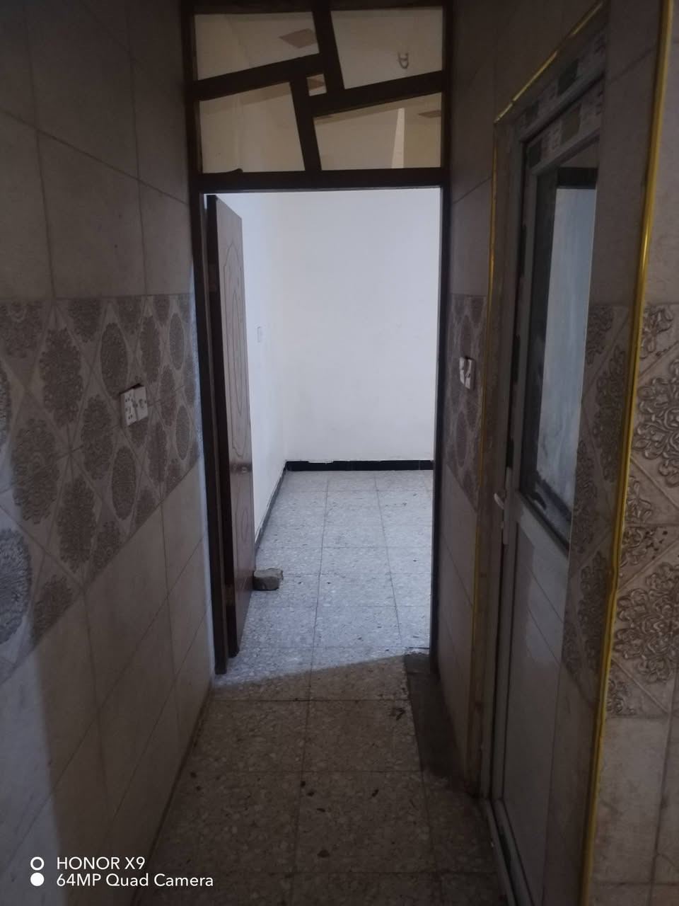 السلام عليكم اخواني بيت للايجار بالامين بالزراعي مال السده بشارع 15بيت ركن عله شارعين طابقين ونص مرتب وحلو اريد عائله زغير والايجار 450 اليريده يراسلني او يتصل ***********

نص مكتوب في الصور:
- HONOR X9
- 64MP Quad Camera
- O HONOR X9
- O HONOR X9 64MP Quad Camera