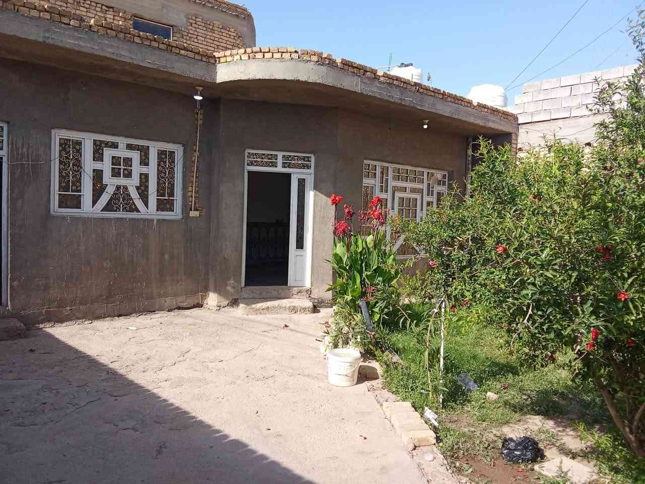 الدار للبيع هيكل مسقف طابق و نص قيد الانشاء
الكوت حي الجامعه الاولى خلف الاقسام الداخليه 
قرب المدرسة الصينية // خدمات كامله 
المساحه 300 ركن واجهه 25 نزال 12// شارع 20 
للاستفسار الاتصال على الرقم ***********
أو واتساب او ماسنجر
