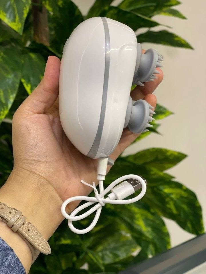 التواصل واتساب ***********
جهاز مساج فروة الرأس الذكي – Smart Scalp Massager

استمتع بتجربة استرخاء متكاملة مع جهاز مساج فروة الرأس الذكي المصمم لتدليك فروة الرأس وتحفيزها بلطف. يتميز بأربع رؤوس سيليكون ناعمة تحاكي حركة التدليك اليدوي، مما يساعد على تخفيف التوتر وتنشيط الدورة الدموية ومنحك شعوراً بالراحة والاسترخاء.

المميزات:

4 رؤوس سيليكون مرنة لتدليك  ومريح.

3 أوضاع تدليك تناسب احتياجاتك.

 .بطارية مدمجة قابلة لإعادة الشحن عبر USB.

.مؤقت ذكي للإيقاف التلقائي بعد 10 دقائق.

.يساعد على تنشيط الدورة الدموية في فروة الرأس.

يخفف التوتر والإجهاد بعد يوم طويل.

مناسب للاستخدام على فروة 
الرأس الجافة أو أثناء غسل الشعر

تصميم لاسلكي وخفيف الوزن لسهولة الاستخدام في أي مكان
محتويات العبوة:

جهاز مساج فروة الرأس الذكي.
كابل شحن USB.
دليل الاستخدام
السعر 14 الف
