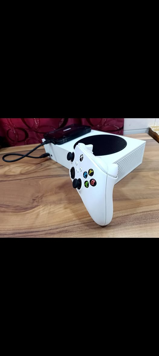 السلام عليكم 🌹

🎮 Xbox Series S للبيع

الجهاز بحالة ممتازة، كامل ويا جميع الملحقات والكيبلات، والجهاز ما مفتوح نهائياً ولوك ستيكر موجود.

📦 الملحقات:
• Original Controller أصلية
• Batteries بطاريات
• Battery Charger شاحنة بطاريات
• HDMI Cable
• Power Cable
• جميع الملحقات كاملة

🎮 Games:
• بي Game Pass
• بي GTA V مملوكة
• بي GTA IV مملوكة
• وبي ألعاب مملوكة إضافية

💰 السعر: 430 ألف قفل 🔒
❌ ما بي أي مجال للتفاوض.

📍 الموقع: الموصل
🚫 No Delivery — ما عندي توصيل

واللي ما يعجبه المنشور أتمنى لا يعلق.

📱 WhatsApp: ***********
