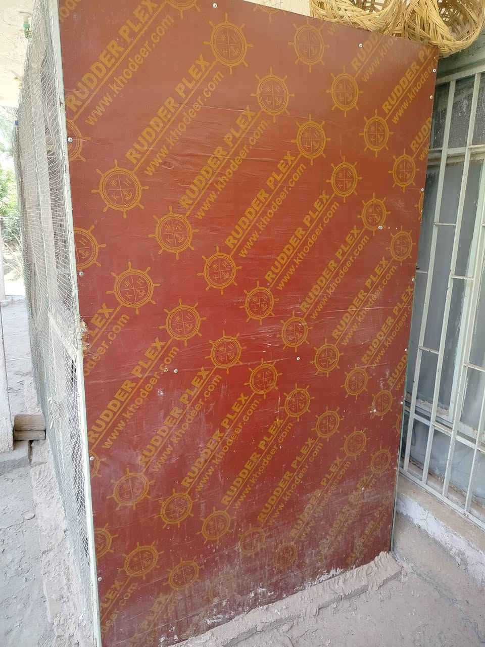 من رخصه مدير الكروب قفص لبيع طول3 امتار ارتفاع 2متر غمق متر 20حديد درجه اوله سيم درجه واله شوفت عينك كلشي يرهم طيور حب حمام دجاج سعر 200 وبي مجال مكان حله يم بوابه رقم***********
