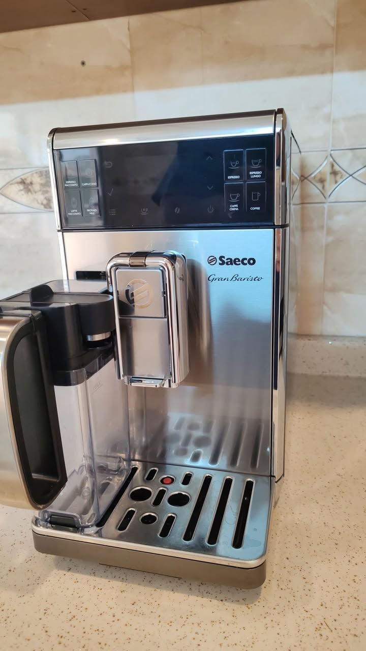 هذه هي المواصفات الفنية والجوانب الرئيسية لجهاز  Saeco GranBaristo:italy
نظام أوتوماتيكي بالكامل (Bean-to-Cup): يقوم بطحن حبوب القهوة وإعداد المشروب مباشرة بكبسة زر واحدة.
​إبريق حليب مدمج (Integrated Milk Carafe): يحتوي على وعاء خاص للحليب لإعداد رغوة الحليب وتحضير الكابتشينو واللاتيه أوتوماتيكيًا.
​مشروبات بلمسة واحدة (One-Touch Beverages): أزرار مخصصة للاختيار السريع لمختلف أنواع القهوة مثل (Espresso, Espresso Lungo, Cappuccino, Latte Macchiato, Caffè Crema).
​مطحنة سيراميك (Ceramic Grinders): المطحنة مصنوعة من السيراميك لمنع احتراق حبوب القهوة أثناء الطحن والحفاظ على نكهتها الأصلية.
​حاوية حبوب قابلة للتغيير (Bean Switch Chamber): تتيح لك تغيير حاوية حبوب القهوة بسهولة لاستخدام أنواع مختلفة من القهوة.
​تصميم متين من الاستيل: الهيكل الخارجي الأمامي مصنوع من الفولاذ المقاوم للصدأ (Stainless Steel) مما يمنحه مظهرًا أنيقًا وقوة تحمّل عالية.
500الف 
***********
