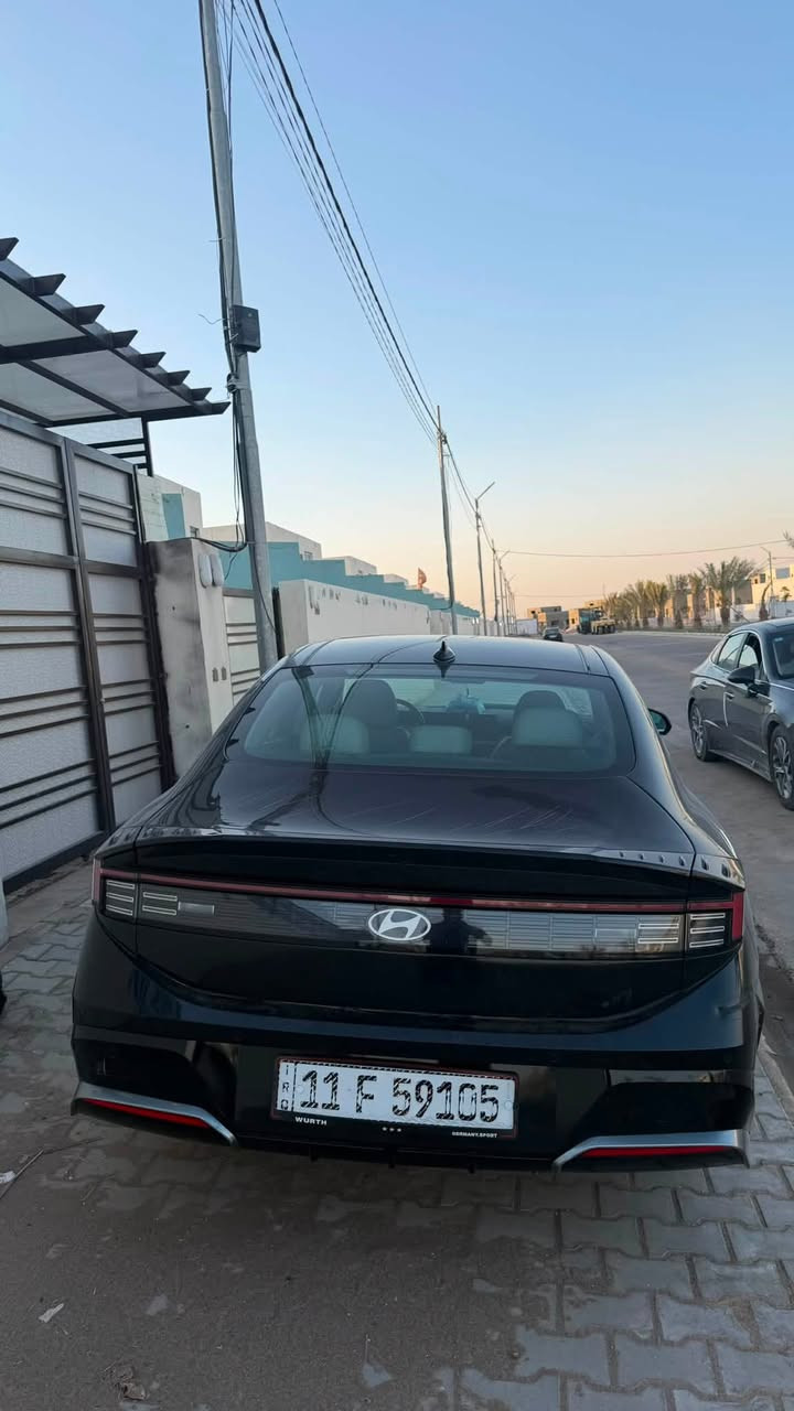السلام عليكم (بيع فقط)
سوناتا 2024 وارد امريكي محرك 2000 هايبرد 
 رقمها بغداد باسمي ماشيه 15 ml
فول مواصفات للاخير 
بصمه، شاشه متصله، كاربلي ،تبريد لمس ، تبريد قطعتين ،٥كامرات ،كامرات 360 درجه،كشنات جلد داخل ابيض،كشنات كهرباء ، السقف بانورما، تبريد وتدفئة بالكشنات، خزن ميموري، بصمه ابواب ، تتقدم وترجع بالبصمه ،بردات خلفيه بلادي ،
كير تعليك ، داتا شو، 
وبعد بيها هواي مواصفات 
السياره حادثها تخريب وانصبغت احزام ……..
بيع مستعجل السعر 138 وبيها مجال 
مكان السيارة النجف الاشرف 
الشراي يتصل ***********
