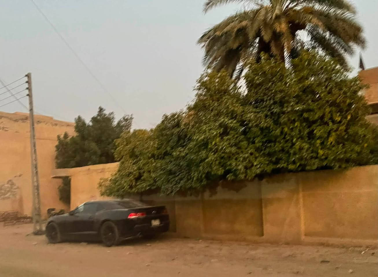 السلام عليكم بيت ركن للبيع المساحة 460 متر  طابو ملك صرف منطقة الراشدية /حي القدس  فرع علي سنتر  طابقين + حديقة 
يحتوي على الطابق الاول صالة ومطبخ وحولي وغرفة نوم وخدمات 3 + ملحق غرفة كبيرة وحمام داخلي 
الطابق الثاني غرفتين نوم ومخزن وسطحين 

الاستفسار على هذا الرقم  ***********
