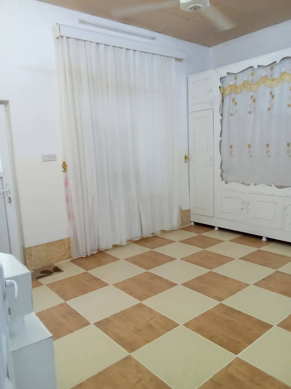 ئەم خانوه بۆ فرۆشتن لای مزگەوتەکەی حاجی یاسین 190مەتره
***********
