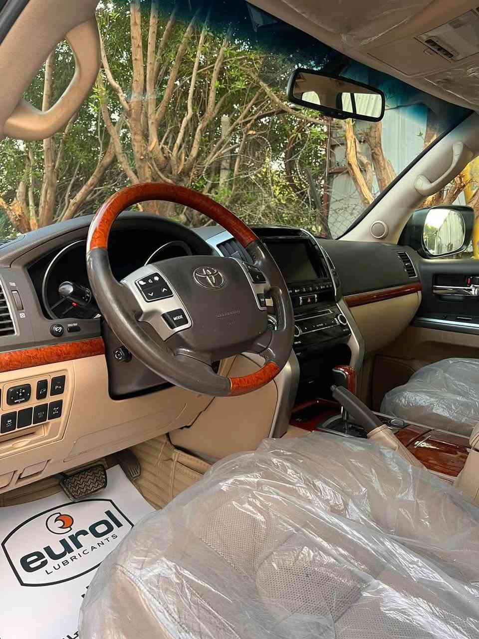 السلام عليكم
لاندكروزر 2013 (VXR) V8 5700
رقم اربيل بأسمي السيارة 
5 بصمات 
4 كامرات 
13 سماعة JPL
كشنات جلد تبريد 
كشنات كهربائي
3 قطع تبريد 
مري شفط 
صندوق كهربائي 
ستيرن كهربائي
منظومه زنون بلادي 
محرك وگير كفاله 
معروفه موصفات ل VXR 
للاستفسار:***********
