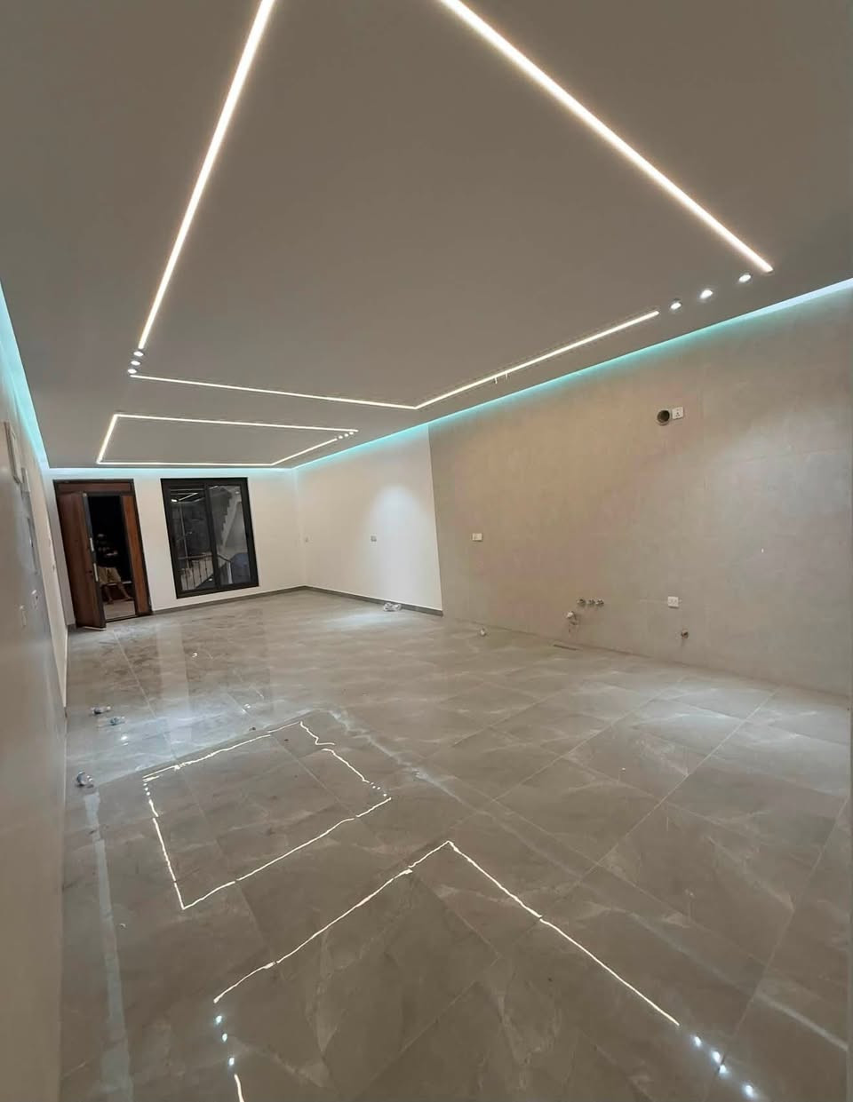 بـ 750 بس شقة للايجار 📍 المنصور قرب الجوازات
طابق ثاني زيرو ديلوكس غير مسكونة
صالة ومطبخ امريكي وغرفة نوم وحمام 
مساحة امامية واطلالة جميلة
للاستفسار ***********
