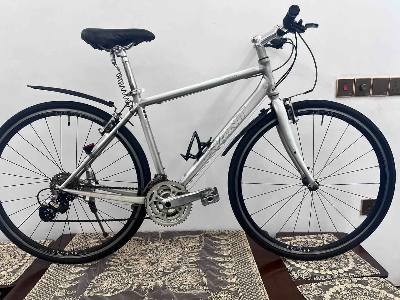 للبيع دراجة هوائية جاينت إسكيب (Giant Escape).
​نوع الدراجة: دراجة هجينة (Hybrid Bike) مناسبة للتنقل اليومي، الشوارع، والتمارين الرياضية الخفيفة إلى المتوسطة.
​حجم الإطارات (العجلات): 700x35C (قياس رياضي قياسي للمدن والطرق).
​مادة الهيكل (الإطار): ألمنيوم (Aluminium) خفيف الوزن ورياضي.
​نظام الفرامل: فرامل حافات لقاطة (V-Brakes).
​نظام السرعات (الناقل): ناقل حركة خلفي من نوع Shimano Altus مع 3 أطباق أمامية (3x) وتنقل سرعات متعدد المراحل مناسب للأنحدارات والطرق المستوية.
​الهيكل يبدو بمقاس 28 متوسط إلى كبير (M / L بناءً على ارتفاع الأنبوب والأبعاد).
السعر 170 وبي مجال مكاني بغداد تلفون ***********
