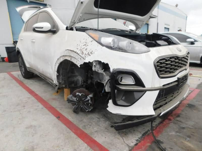 السلام عليكم سبورتاج موديل 2020 وارد امريكي حادثها قطعها وحدة بدون داخل بدون ايرباك مكفوله كفالة عامة مواصفات s تجي بانوراما كاميرا نقطة عمياء داخل جلد ابيض ماشية 125 الف كيلو عارضها ب168 للاستفسار ***********
