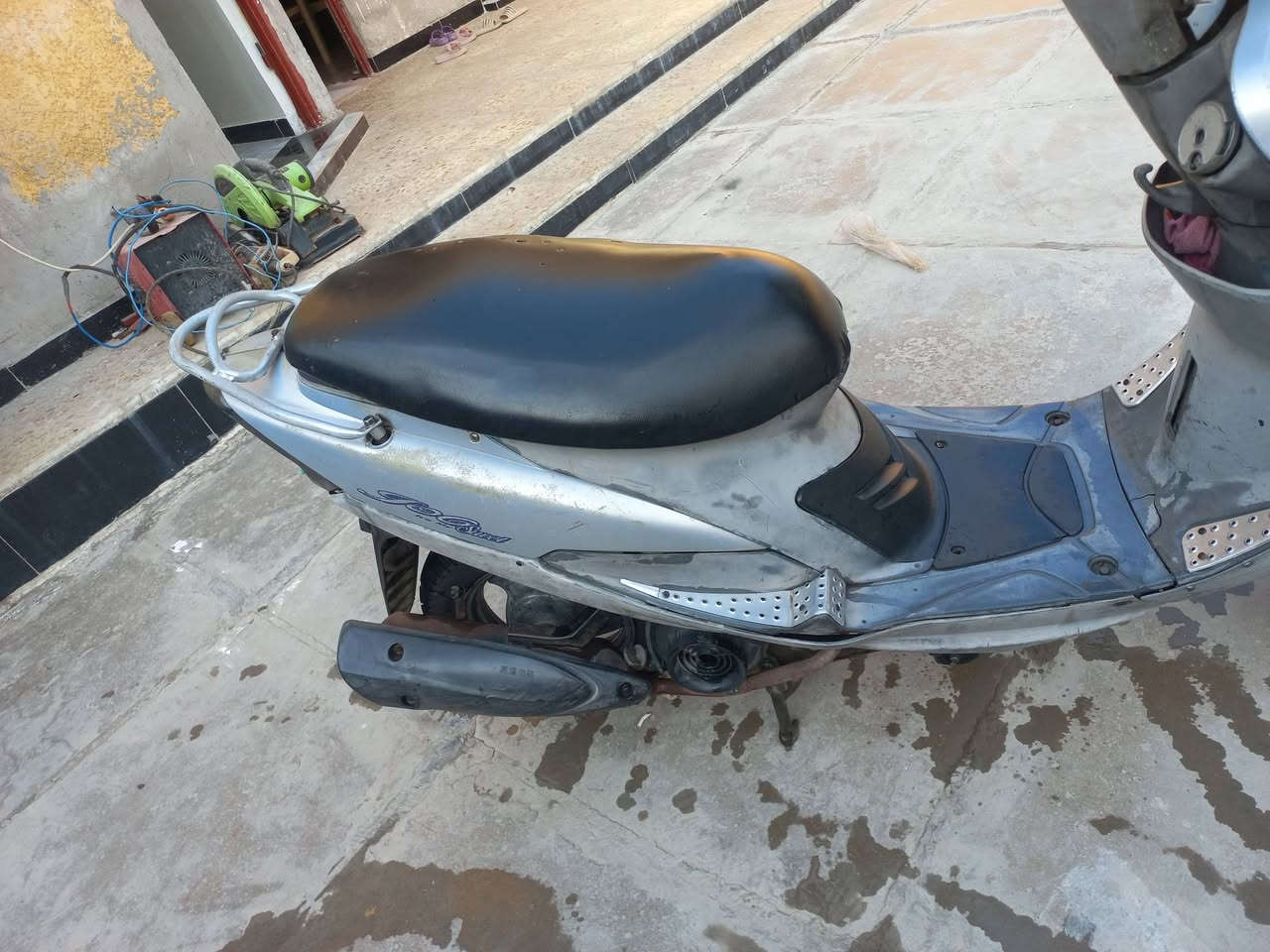 دراجة ماكس
كاملة مابيها نقص 
كهربائيات كاملة
 اشاير
عداد 
تايرات  جديد 
باتري جديد
 كلشي بيها نظيف 
 بغداد  رشاد ***********
