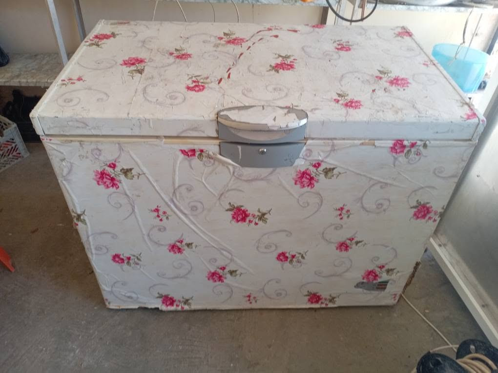 ميز طعام • ٤ كراسي • فريزر كبير