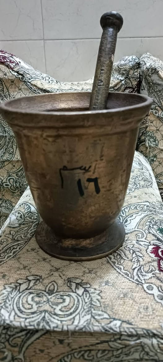 دله انور رسلان قياس26 مع هاون ارتفاع 16 سم  نظافه تامه.
