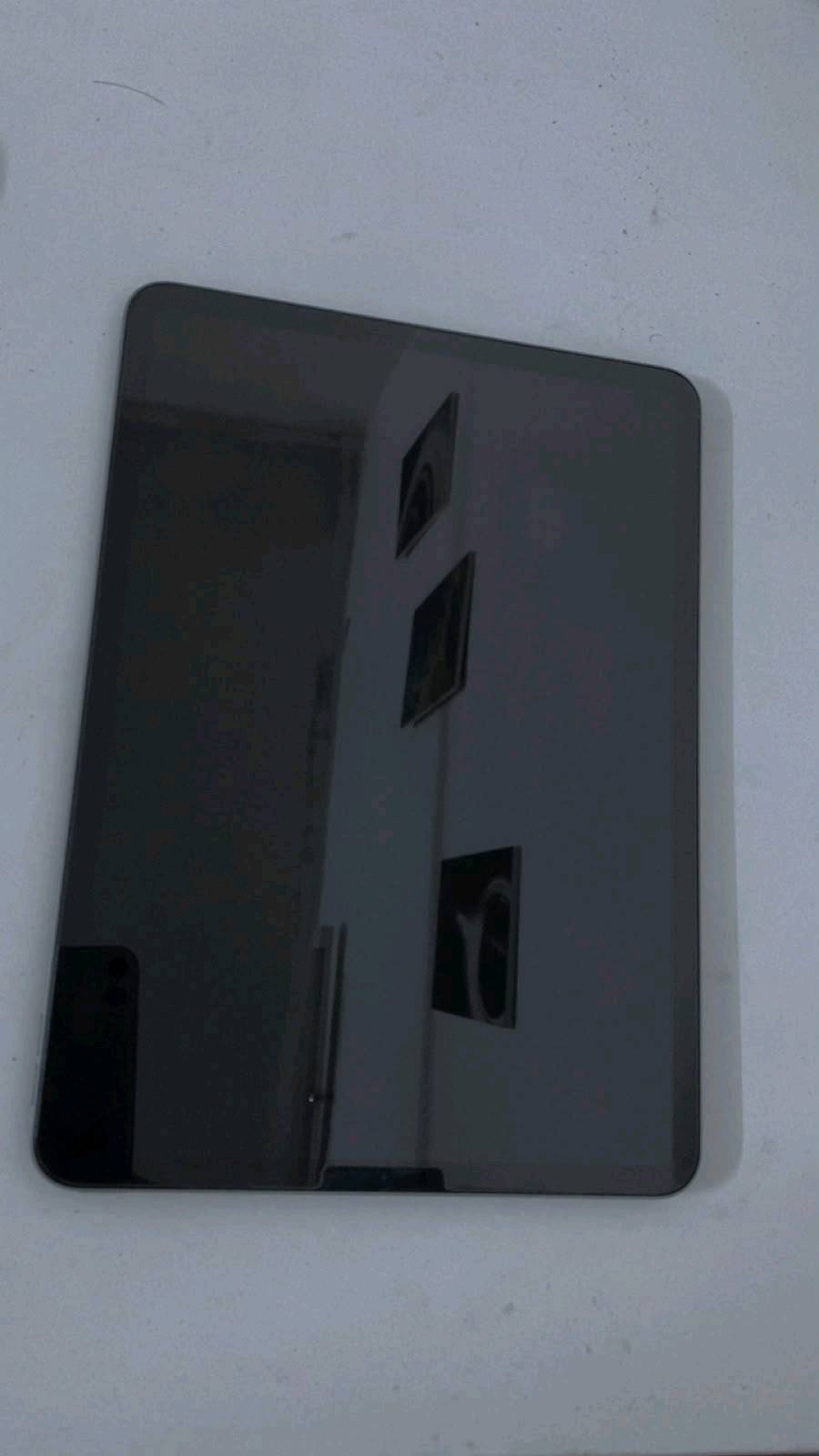 📱 iPad Pro 11"
الموديل: iPad Pro 11-inch الجيل الأول
سنة الإصدار: 2018
المعالج: Apple A12X Bionic
السعة: 256GB
الشبكة: Wi-Fi
الشاشة: 11 إنش Liquid Retina
Face ID: موجود
المنفذ: USB-C
الكاميرا الخلفية: 12MP
يدعم: Apple Pencil الجيل الثاني
النظام الظاهر: iPadOS 26.7.1