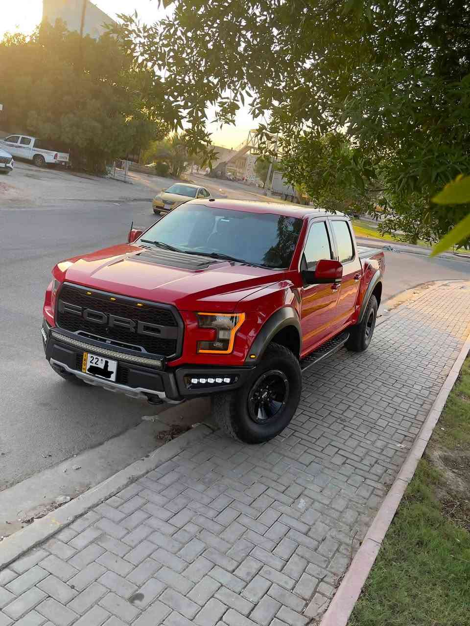السلام عليكم للبيع
Ford Raptor 2018

بدون ايرباك 

***********

🛻 المواصفات:

• 4×4 دفع رباعي

• محرك 3.5L V6 EcoBoost Twin Turbo

• 450 حصان

• كاميرات 360° محيطية

• كاميرا خلفية

• حساسات أمامية وخلفية

• بصمة دخول وتشغيل

• تشغيل عن بُعد

• فتحة بانوراما

• ثلاجة

• كشنات جلد كهربائية

• تبريد وتدفئة الكشنات

• ذاكرة للمقاعد

• ستيرن كهربائي متعدد الوظائف

• شاشة وسطية

• نظام ملاحة

• نظام صوتي فاخر

• Bluetooth / USB carplay 

• تحكم بالمكيف من الشاشة

• مكيف أوتوماتيك

• مثبت سرعة

• تحكم بالصوت والمكالمات من الدركسون

• مرايا كهربائية

• إضاءة LED

• نظام مراقبة النقطة العمياء

• تنبيه المسار

• نظام Terrain Management

• وضعية Baja

• مساعدات FOX

• دفرنس خلفي إلكتروني

•ويل Raptor أوف رود

السيارة جاهزة باسمي هزه سنوية فحص كله جديد باسمي السيارة بيها جاملغ امامي جهة الصدر رش فقط

ماشية 90 الف كيلومتر

مكان السيارة بغداد
