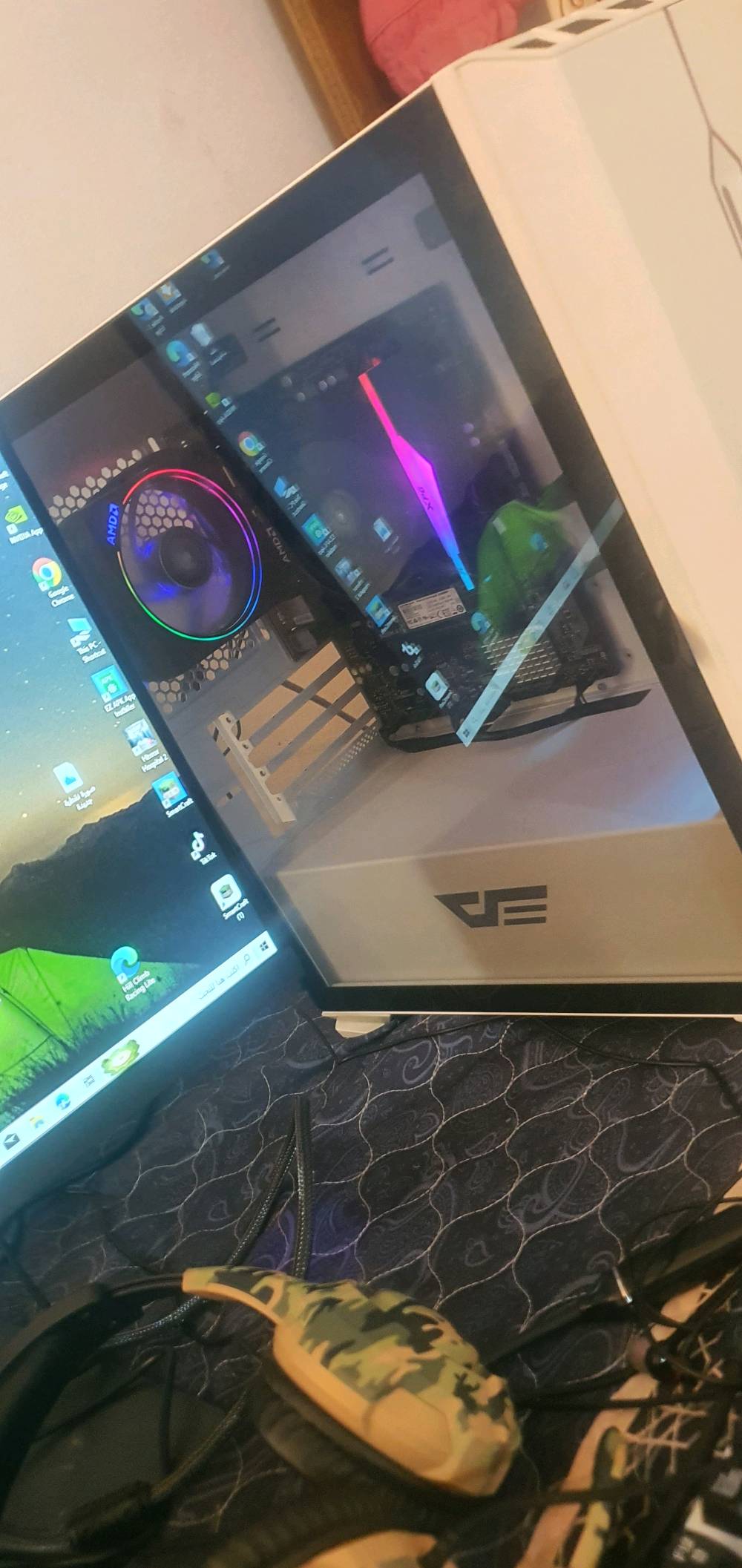 يدعم تركيب: 2 هاردات HDD حجم 3.5 إنش + 2 هاردات SSD حجم 2.5 إنش.
التجميعة الموضحة في الصورة تعتمد على كرت شاشة داخلي مدمج مع المعالج (Integrated Graphics)، وهو من نوع AMD Radeon™ Graphics (وتحديداً نواة Radeon Vega 7) المدمجة بمعالج AMD Ryzen 5 5650G.مواصفات هذا الكرت كالتالي:
الكيس: 376 × 208 × 405 مم.المواد: زجاج مقسّى (Tempered Glass) للوح الجانبي، وهيكل من حديد SPCC بسماكة 0.6 مم.اللوح الجانبي: يفتح كالباب بواسطة مفصلات مغناطيسية لسهولة الوصول للقطع وتنظيفها بدون براغي.الواجهة الأمامية: تصميم شبكي (Mesh) منخفض الأبعاد (Lo