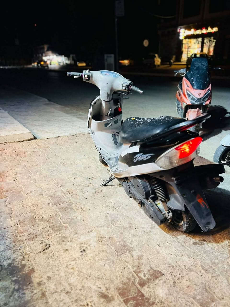 ماكس منغولي للبيع دراجه نضيفه صار شهر مطلعه من الحاويه سعر 850 مكاني سماوه متواجد فقط واتساب ***********
