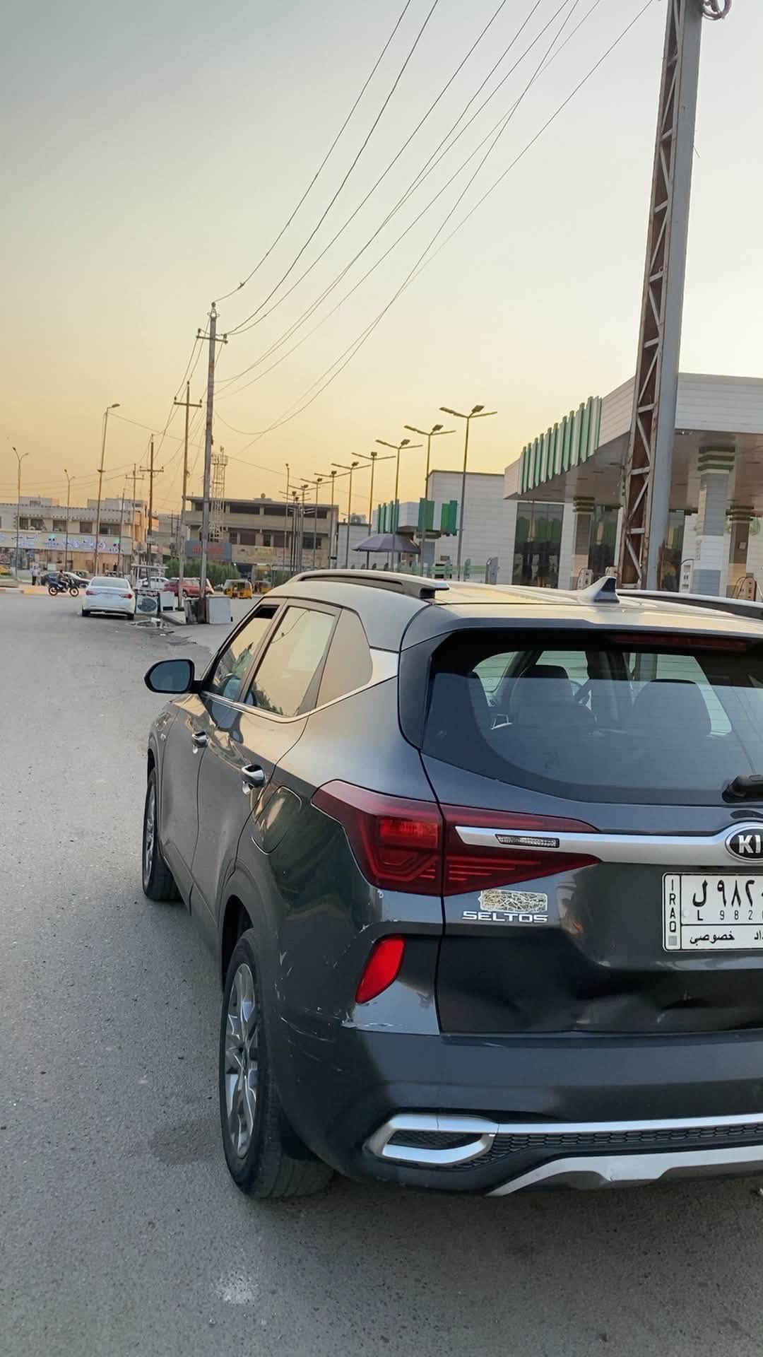 السلام عليكم Kia سيليتوز 2021 للبيع
السيارة حادثها بامريكا موضح بالمنشور ونطخ بيها بابين بالعراق جهة عكس السايق ماشية136M كيرها محور AT قبل يومين كامله مابيها اي نقص 
مواصفاتها معروفه نص فول 
السعر 125$ وبيها مجال للطيين 
مكانها بغداد البلديات للاستفسار ***********

نص مكتوب في الصور:
- ١١:٤٠
- ١ من ١٠ الرجوع إلى الوراء
- عالية الدقة.