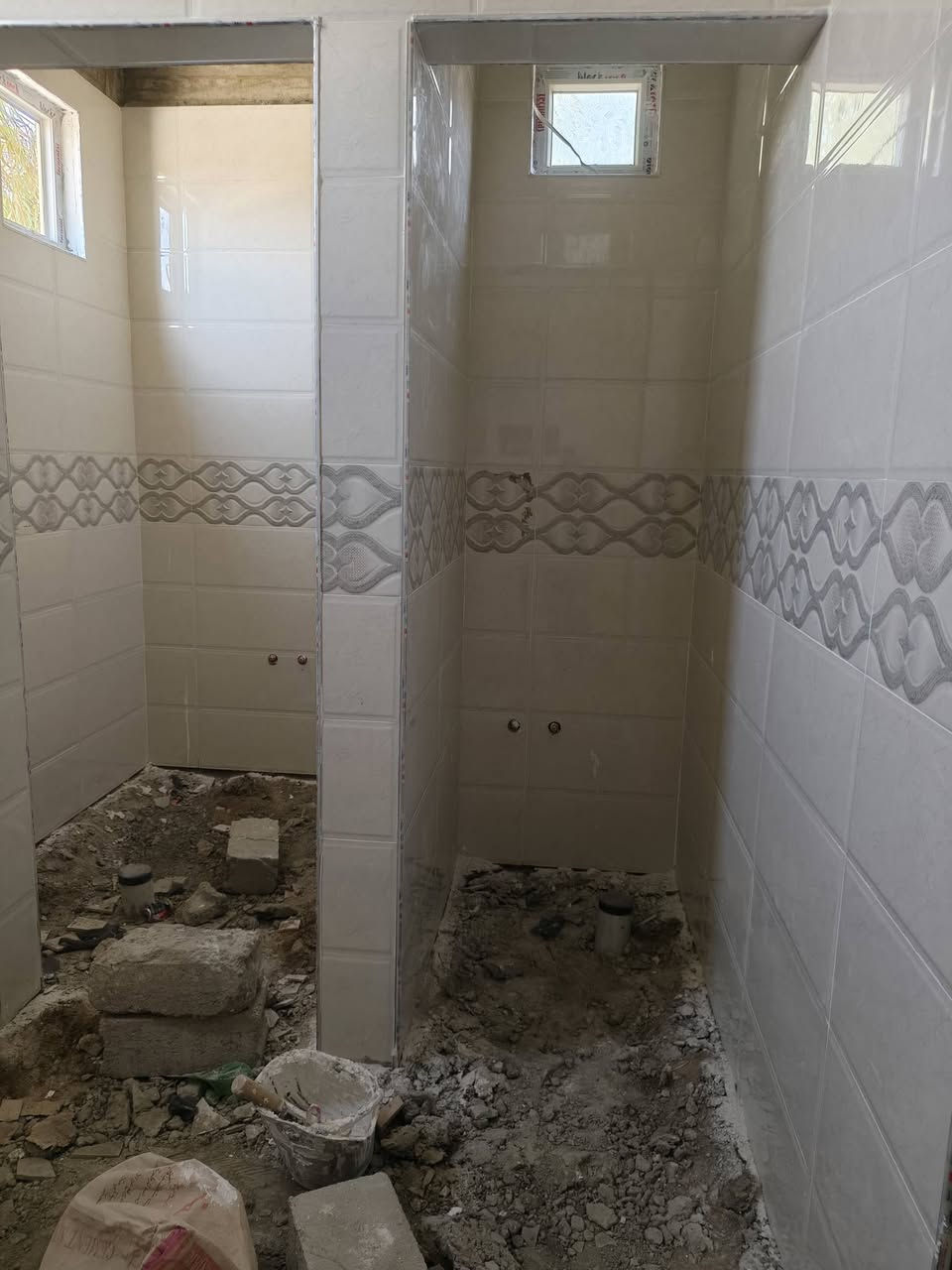 السلام عليكم خلفه سيراميك  نشتغل المتر على 4000 هذا رقم التواصل ***********
