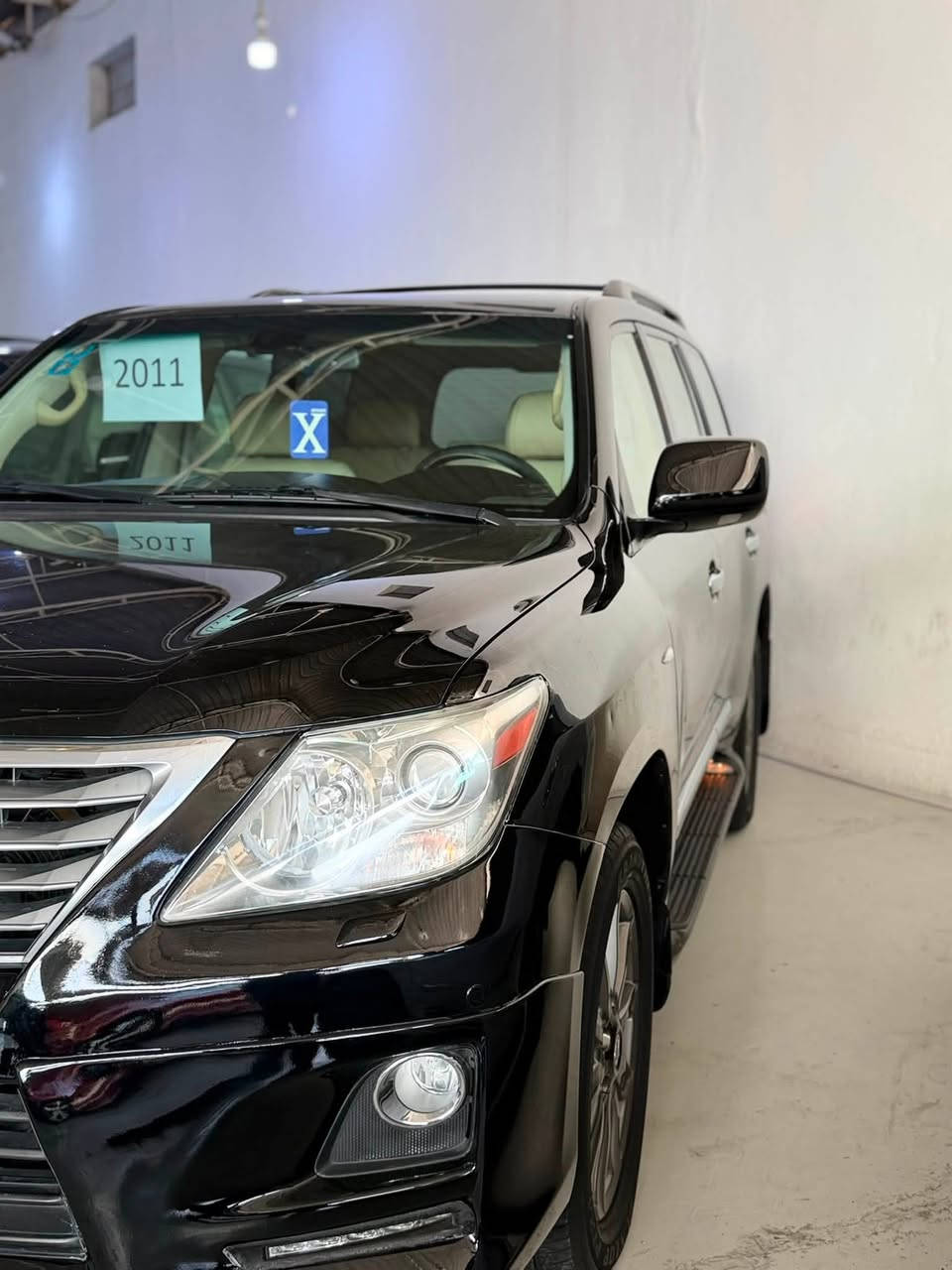 سلام عليكم  للبيع لكزز سعر مناسب 👌🏻V8 5700.موديل 2011  كير مكينه كفاله دواخله كلش حلوه
. الموصفات
لكزز بريم اصل فول الفول 

5 بصمات. 

جنطه كهرباء

/5700/8سلندر

مري شفط برمونت 

مري قلابه 

سستم كامل صوت 

جميع الكشنات كهرباء 

تشغيل بعد 

زنون ممتحرك. 

لد امامي 

ستيرن ذاكره 

كشن ذاكره 

جميع الكشنات كهرباء 

كشنات تدفئه تبريد 

جكات تصعد وتنزل 

سلايت 

تحكم ستيرن 

ثلاجه 

وباقاي الموصفات المعروفه لسياره 

السعر 295$ وبيها مجال

مكان السياره بغداد البياع 

*********** واتساب او اتصال 
غير متواجد ع الفيس
