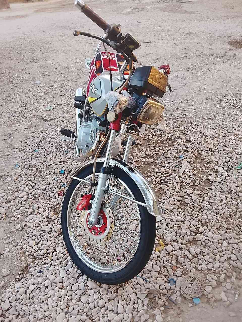سلام عليكم 
دراجه للبيع موديل 23 طالعه ب 24 مكفوله كفاله عامه اوراق أصولي السعر 550 بيه مجال حك الجيه مكان حله سياحي 
***********
