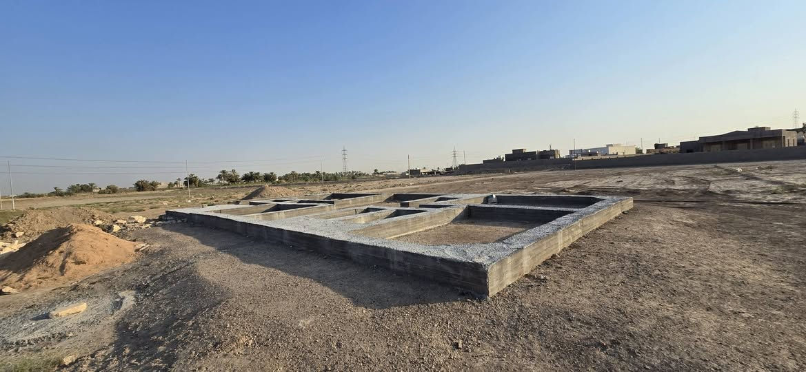 بسم الله الرحمن الرحيم ؟ قطعة ارض للبيع المساحه ٢٠٠ متر زراعي المكان الحميره قرب مدرسة الرشيديه القطعه مدفونه ومئسسه ومصبوب الخزان كامله من كلشي بس تجي كبل تبني ولتفاصيل مذكوره بلفديو السعر ٢٢ مليون وبيها مجاى كلش قليل للستفسار اتصل علا الرقم المذكور *********** غير متوجد علفيس
