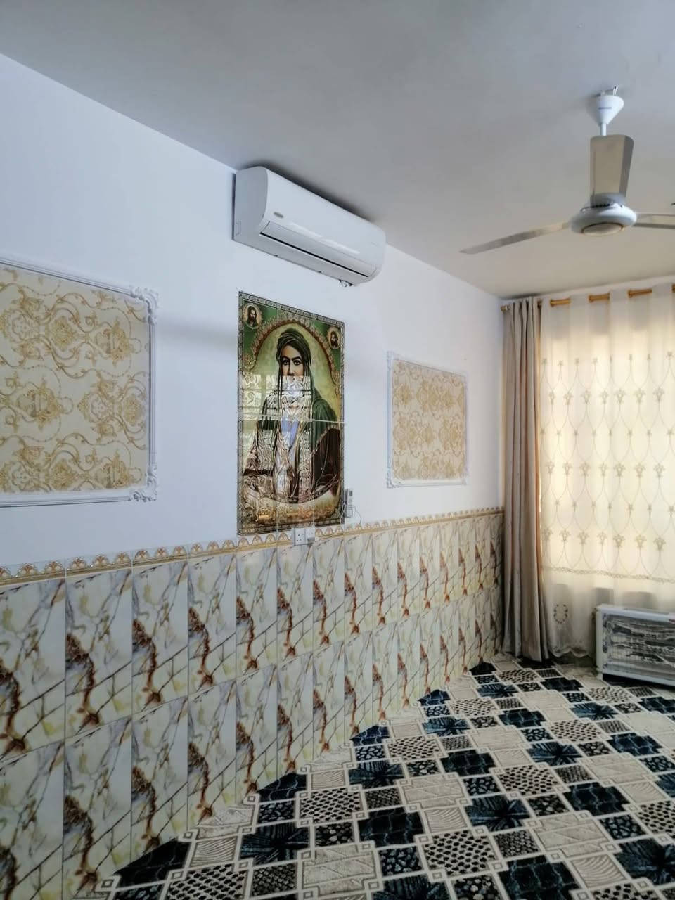 السلام عليكم بيت للبيع طابو صرف
المساحه ١٢٥ الواجهة ٦ وربع والنزال ٢٠
المكان رئاسة العبيدي شارع عشرين  
 قرب أسواق الزيتون
البيت كامل عدا الواجهية
السعر ١٦٠ وبيه مجال للشراي 
للإستفسار  ***********
