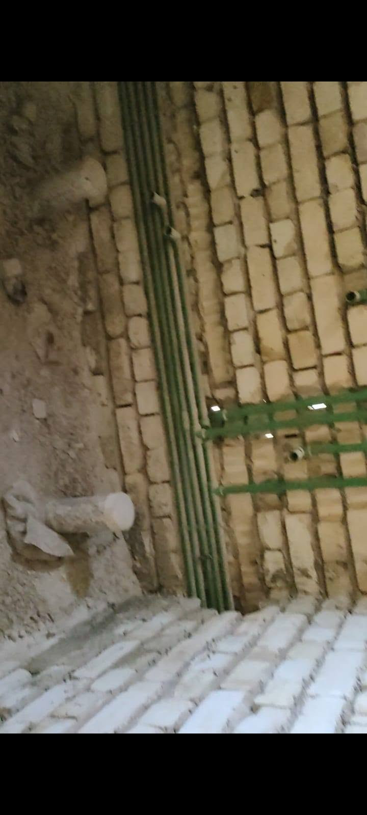 السلام عليكم بيت هيكل بالزعفرانيه الزراعي سعيده خلف جامع الكيلاني 150 متر مبني طابق ونص باقي له ارضيه وجدران لبخ مي ومجاري وكهرباء مؤسس للبيع والاستفسار اتصل على هذا الرقم سعره 75 مليون وبي مجال  سنه 25  (***********) (***********)

