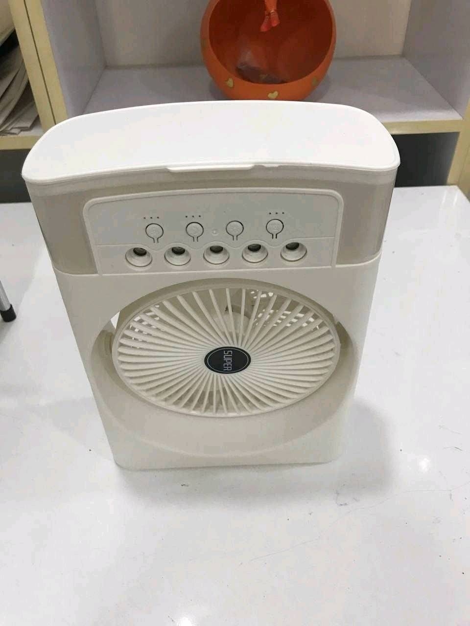 مروحة ومكيف هواء محمول (بخاخ رذاذ الماء) ماركة SUPER،
وهو جهاز مكتبي متعدد الاستخدامات يعمل على تبريد وترطيب الهواء.المميزات الرئيسية: يحتوي على مروحة بثلاث سرعات، ونظام رش رذاذ ماء بخمس فتحات لترطيب وتبريد مضاعف، بالإضافة إلى إضاءة ليلية ملونة (LED).طريقة التشغيل: يعمل عبر منفذ طاقة USB (مثل الشحن ببنك طاقة أو شاحن هاتف)، ومثالي للاستخدام الشخصي في المنازل والمكاتب.