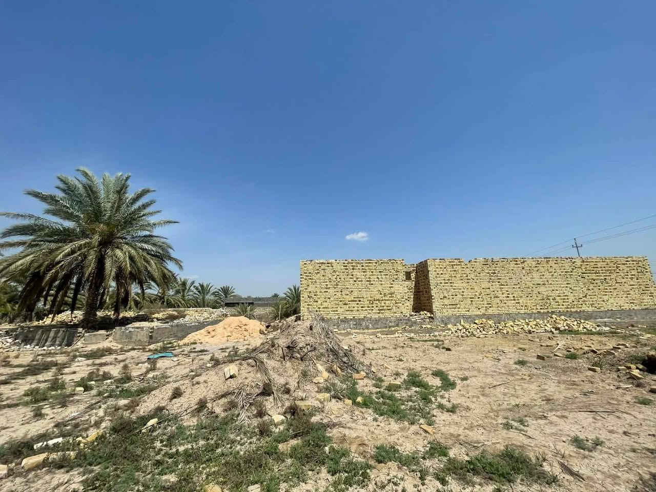 المساحة دونم طابو زراعي سند ٢٥ 
الوجهة ٤٠ متر والنزال ٦٣ متر تقع خلف الصقر على البزل مباشر شارع ١٥ متر قرب بيت فليفل تحتوي على هيكل بمساحة بناء ٣٤٠ متر يحتوي على استقبال ١٥ *٥ وصالة ١٧*٥ مطبخ ٩* ٤.٥ غرف عدد اثنين ٦*٤ وصحيات ويوجد بيها بتلو بمساحة ٢٠٠ متر
للتواصل ***********
