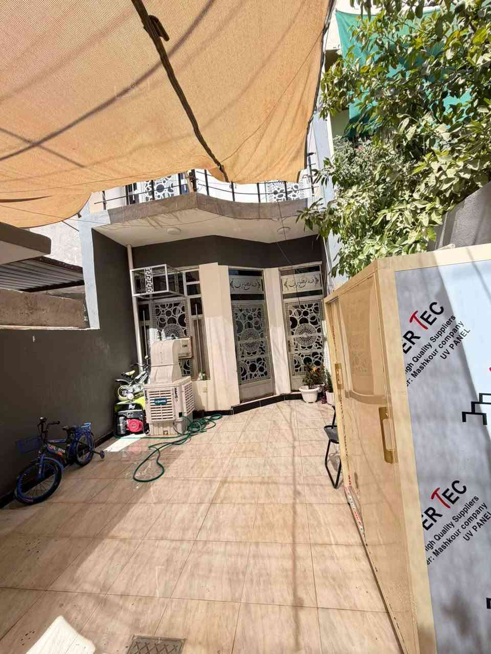 مساء الخير بيت للبيع دور الزراعة الثانية  زراعي سند ٢٥ خلف مكتب الريان المساحة ١٠٧ متر 
غرفتين نوم وحدة جوة ووحدة فوك  مطبخ واستقبال 
***********للتواصل
