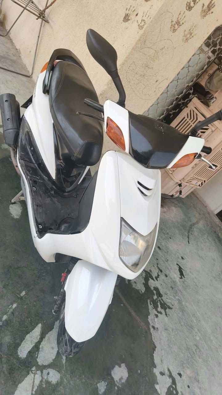 السلام عليكم سكنس للبيع دراجه حلوه ومكينتهه مكفوله كفاله برقي ممفتوح بيهه ودراجه خير من الله وحلوه اوراقهه كامله رقم صاحب الدراجه ***********

