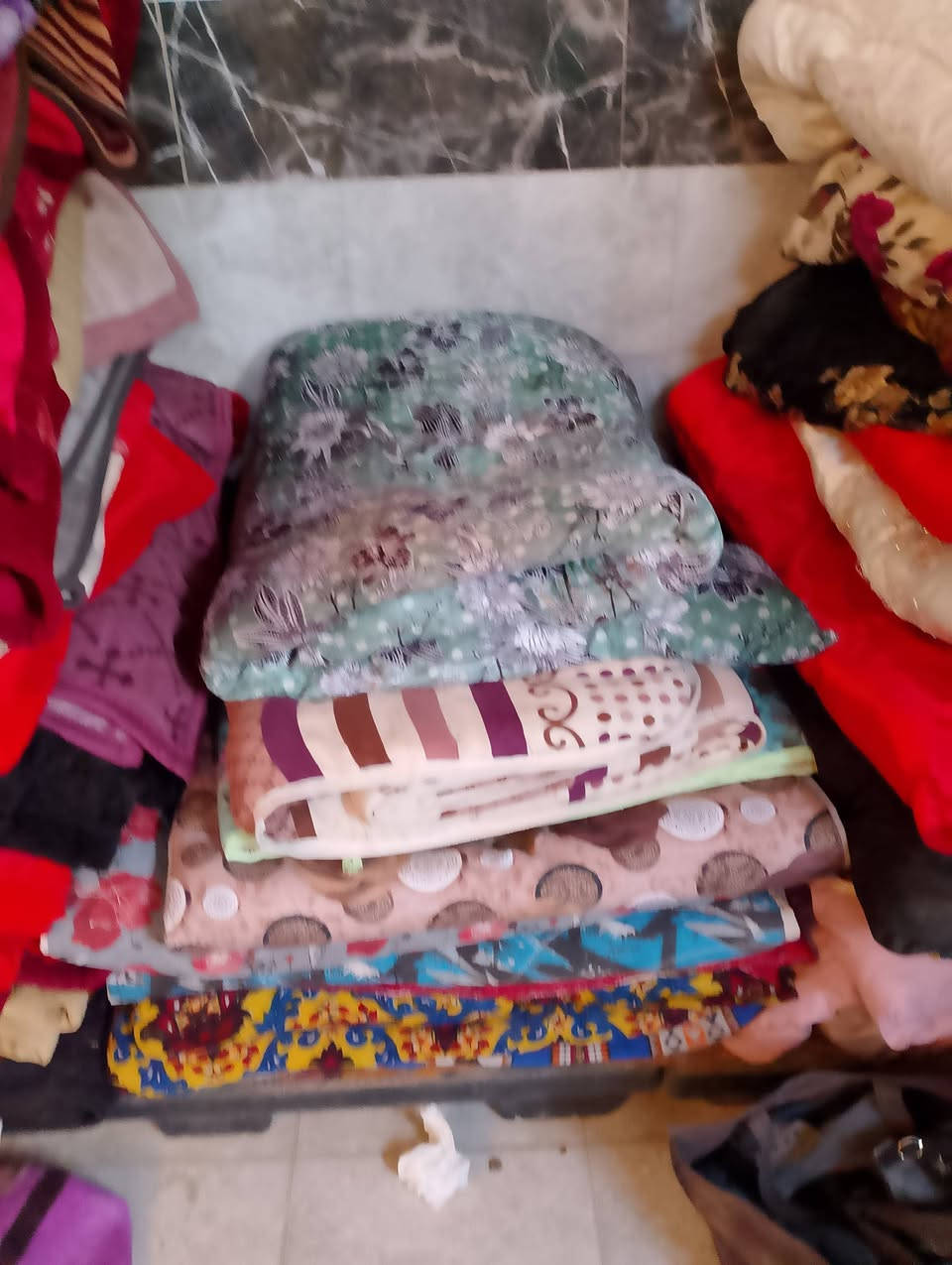 يوجد غراض باله  للبيع بطانيات لحف جودليات غطوات مخاد بسعار مناسبه العنوان الدوانيه حي الزهراء مقابيل عمارات الزيتون مدخل علوه المخضر القديمه الاتصال ***********

