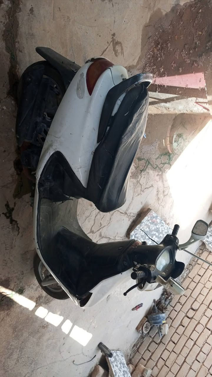 السلام عليكم دراجه فراشه فحل مفتوحه مره وحده 
للبيع نضيفه المكان نجف شغاله سلف هندر
 الدراجه خير من الله *********** السعر 350
