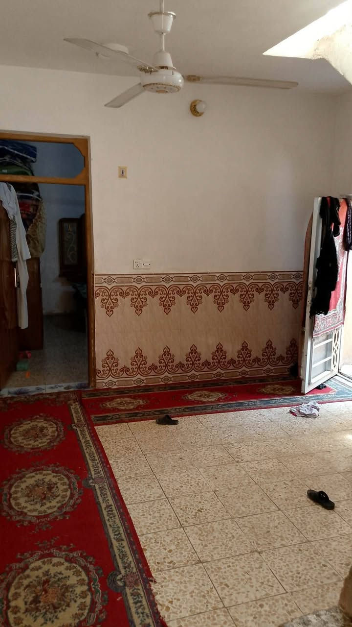 سلام عليكم بيت 🏡 مساحه 120 متر يحتوي على غرفه نوم 2 صاله ستقبال صحيات خارجيه وداخليه مطبخ بناء نضيف المكان نجف مقابل ملحق قريت الغدير عمود 335 قرب سواق تلعفر خدمات متوفرة مدارس قريبة ماي كهرباء تبليط مجاري السعر بلاش ٤٨ وبي مجال طابو 25 يبعد عن شارع الزوار 150 م التصال ***********  البيت بصفه عرصه فارغه هم للبيع 

ملاحضه جميع المساحات موجوده
